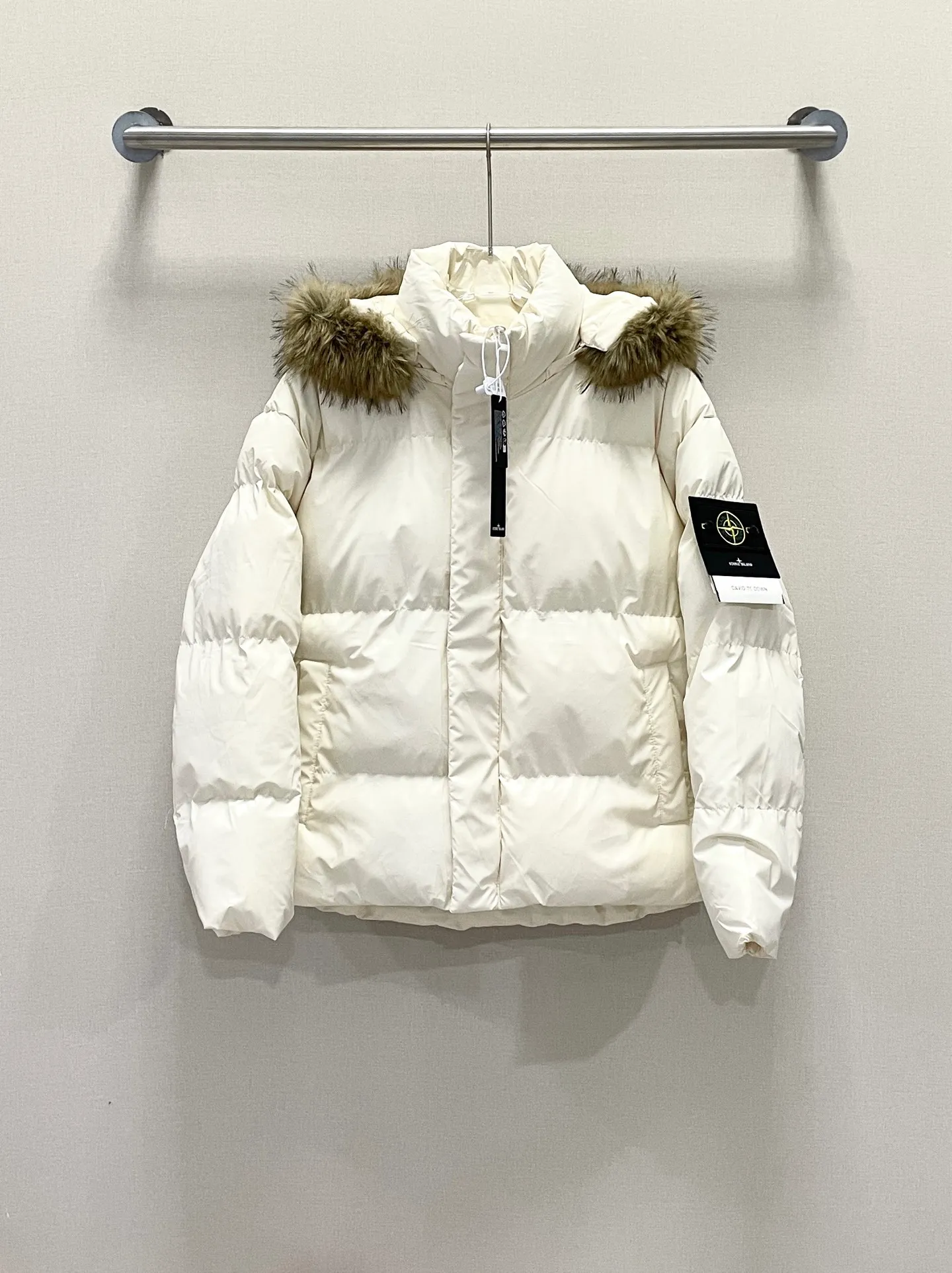 P380 Stone Island/Stone Island detachable PU fur collar simple warm cotton jacket Want to keep warm in winter and look cool? Stone Island PU cotton jacket is really not about martial ethics. The outer layer is high-grade PU leather fabric, low-key luster and not greasy, and the texture is very explosive! The wind resistance, waterproof, and warmth performance are all online 10. It is stiff and stylish to wear, and the whole person is directly boosted. The inside is thick cotton padding + detachable fur collar design. When the weather is cold, wear a hat + fur collar, and the warmth will be directly boosted; When it's not cold, remove the hat and switch to simple high-street style in an instant. The silhouette is a loose baker's style. The upper body is loose and not bloated. The shoulder line droops naturally, giving you a cool street look. Especially the reflective texture of the leather surface makes it look great when taking photos. No matter you wear it with a sweater, a sweater or a turtleneck, it will look stunning when worn casually! Paired with machete pants/dungarees/jeans, it can definitely hold your aura. It is perfect for going out on the street, night riding, and commuting. It is really the kind of ruthless character who "you can tell at a glance, and you don't want to take it off when you put it on."  One sentence summary: "The leather is tough, the fur collar is cool, cold-resistant and handsome enough." Color: black, white, blue, pink, dark gray